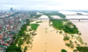 Lũ sông Hồng tại Hà Nội lên báo động hai