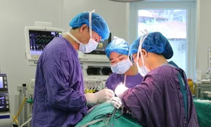 U tuyến giáp to như quả bưởi chèn đường thở