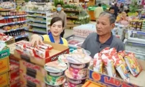 'Siêu thị mini 0 đồng' tiếp sức bà con Quy Nhơn hậu bão